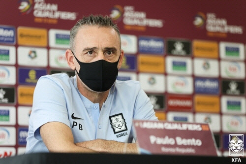 파주 국가대표 트레이닝센터(NFC)에서 열린 온라인 기자회견에 참석한 벤투 감독[대한축구협회 제공]